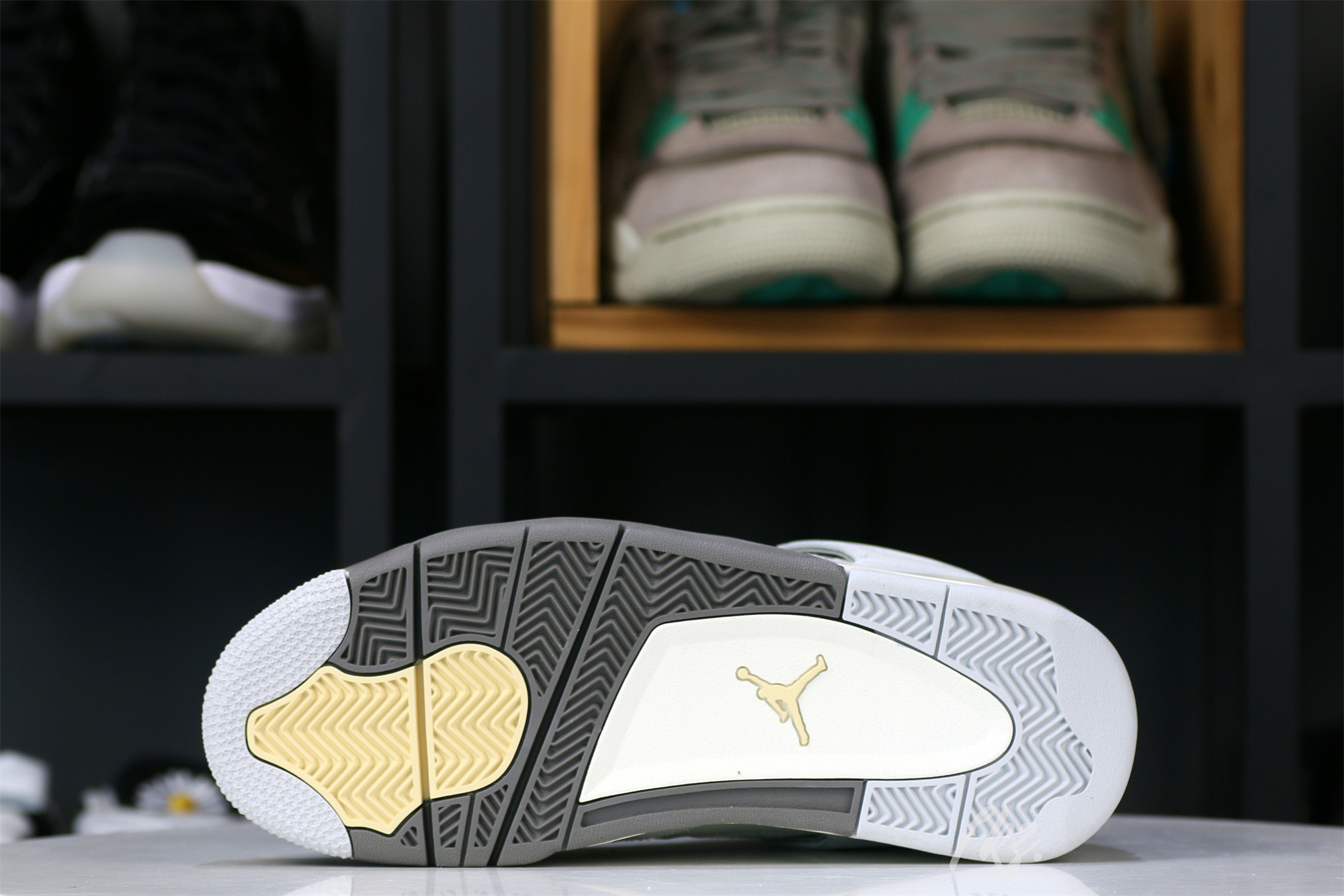 Air Jordan 4 Retro SE Craft Photon Dust