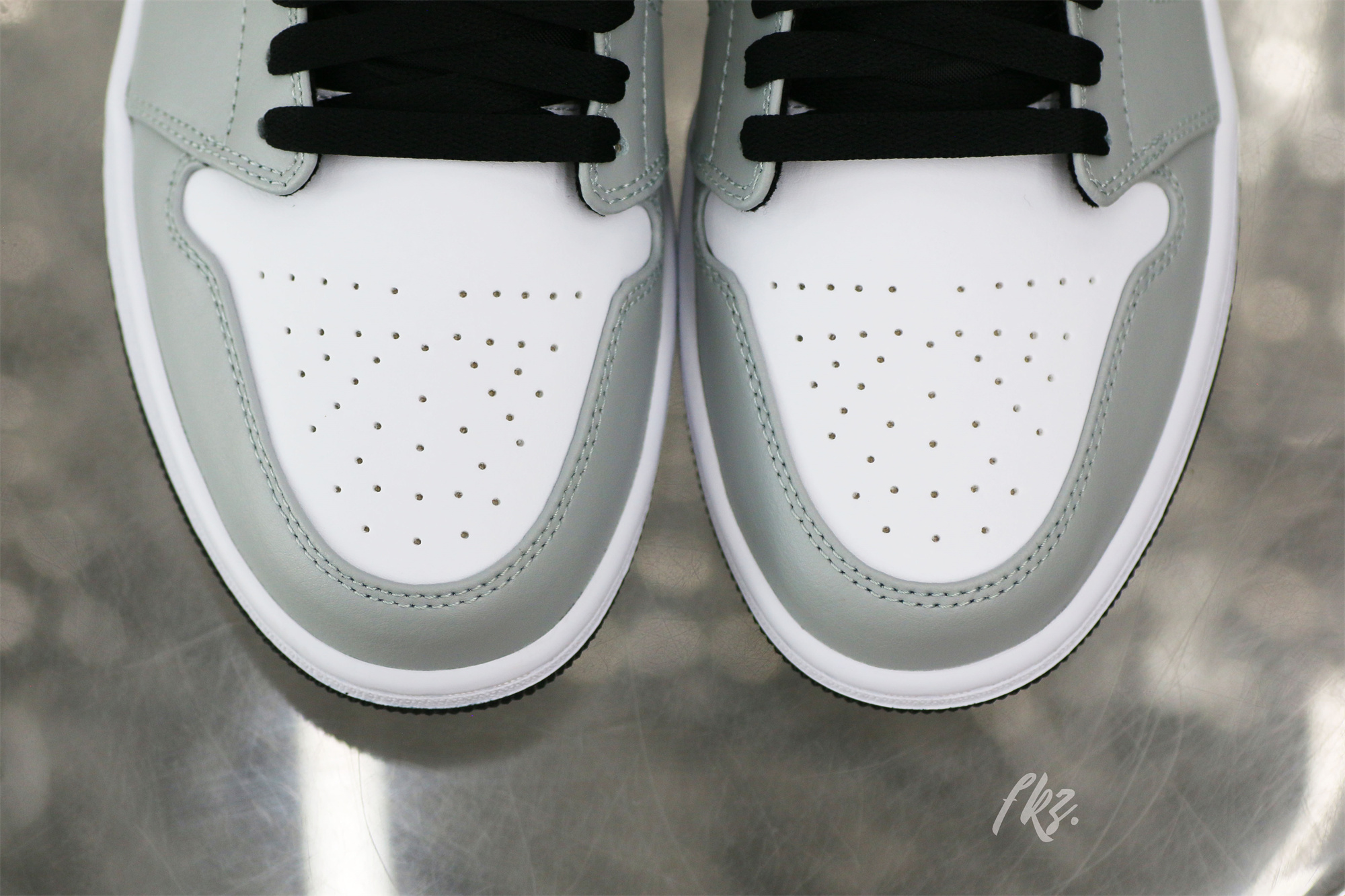 Air Jordan 1 Low Light Smoke Grey