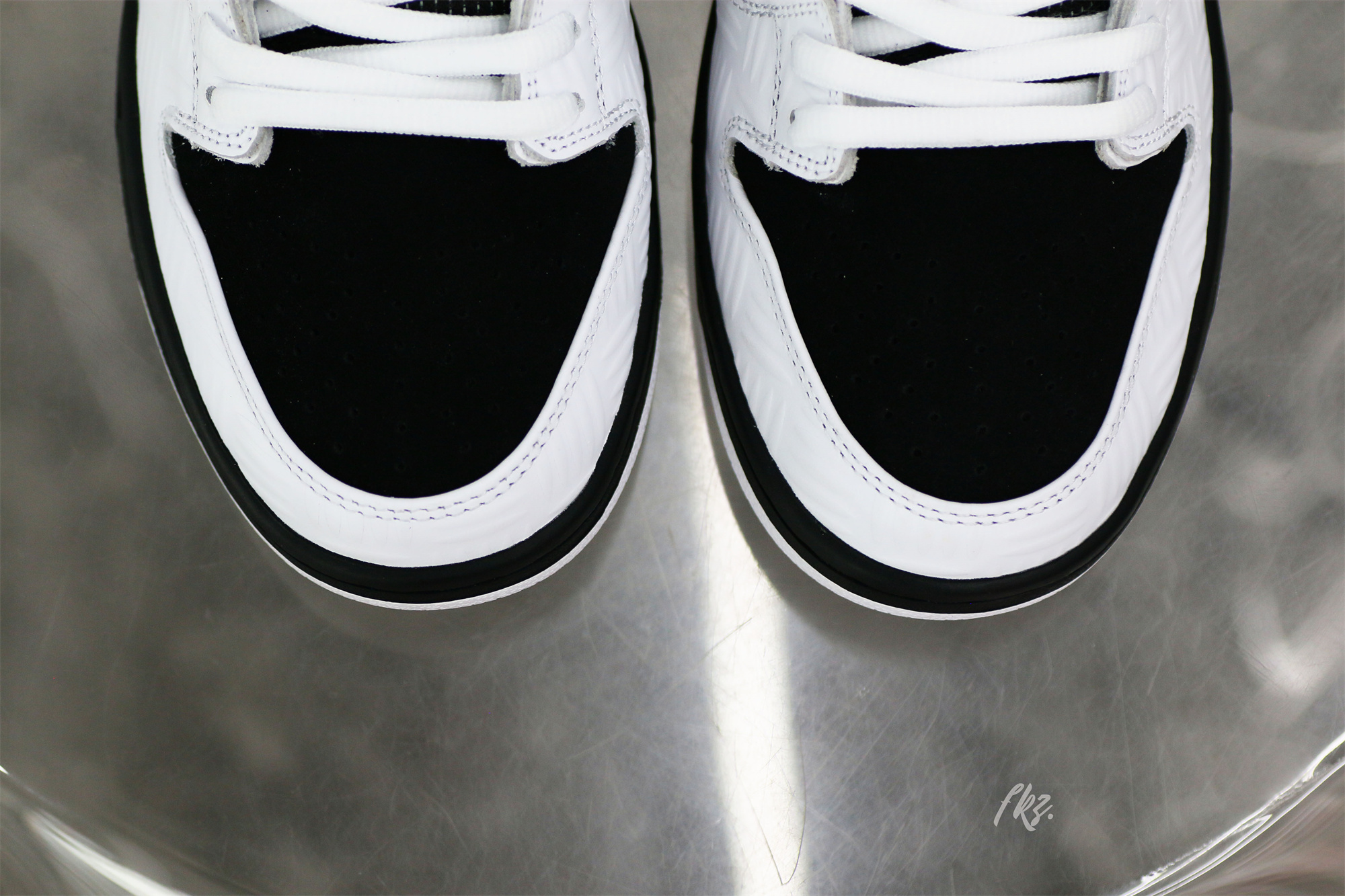 Nike SB Dunk Low TIGHTBOOTH