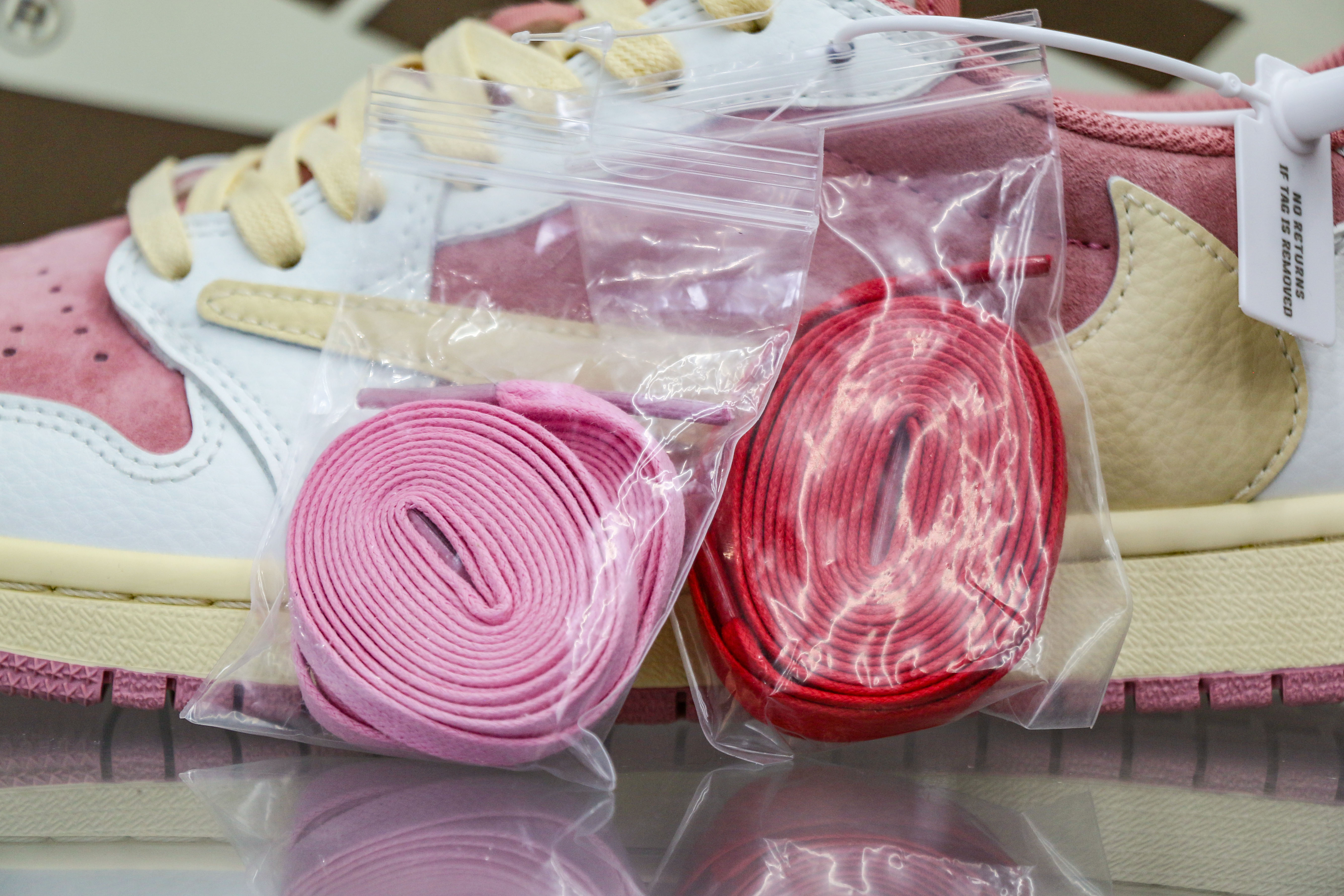 Travis Scott x Air Jordan 1 Low OG Shy Pink 2025（A2 Batch)