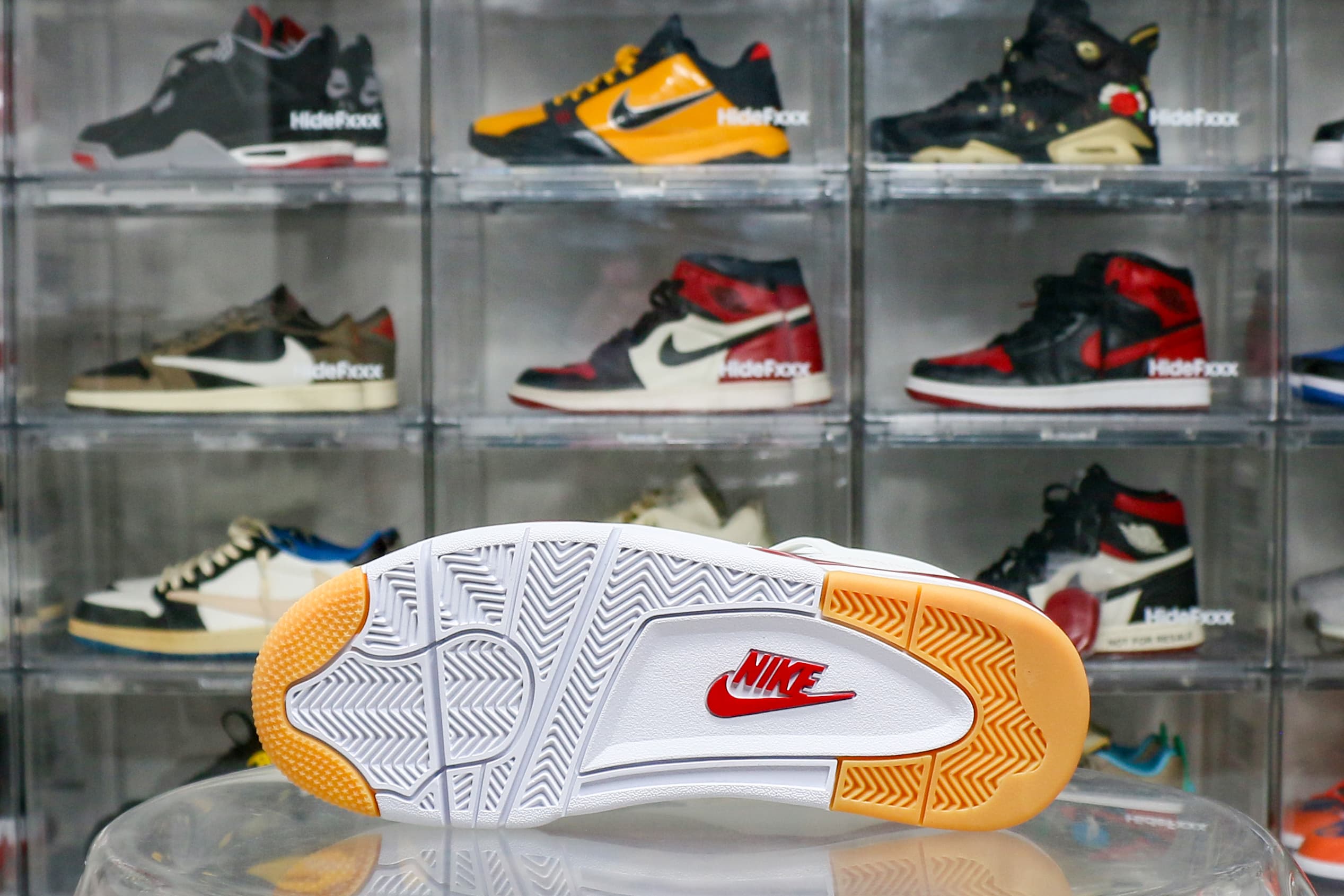 Nike SB x Air Jordan 4 Varsity Red is a Family & Friends (LN5 A1 Batch)